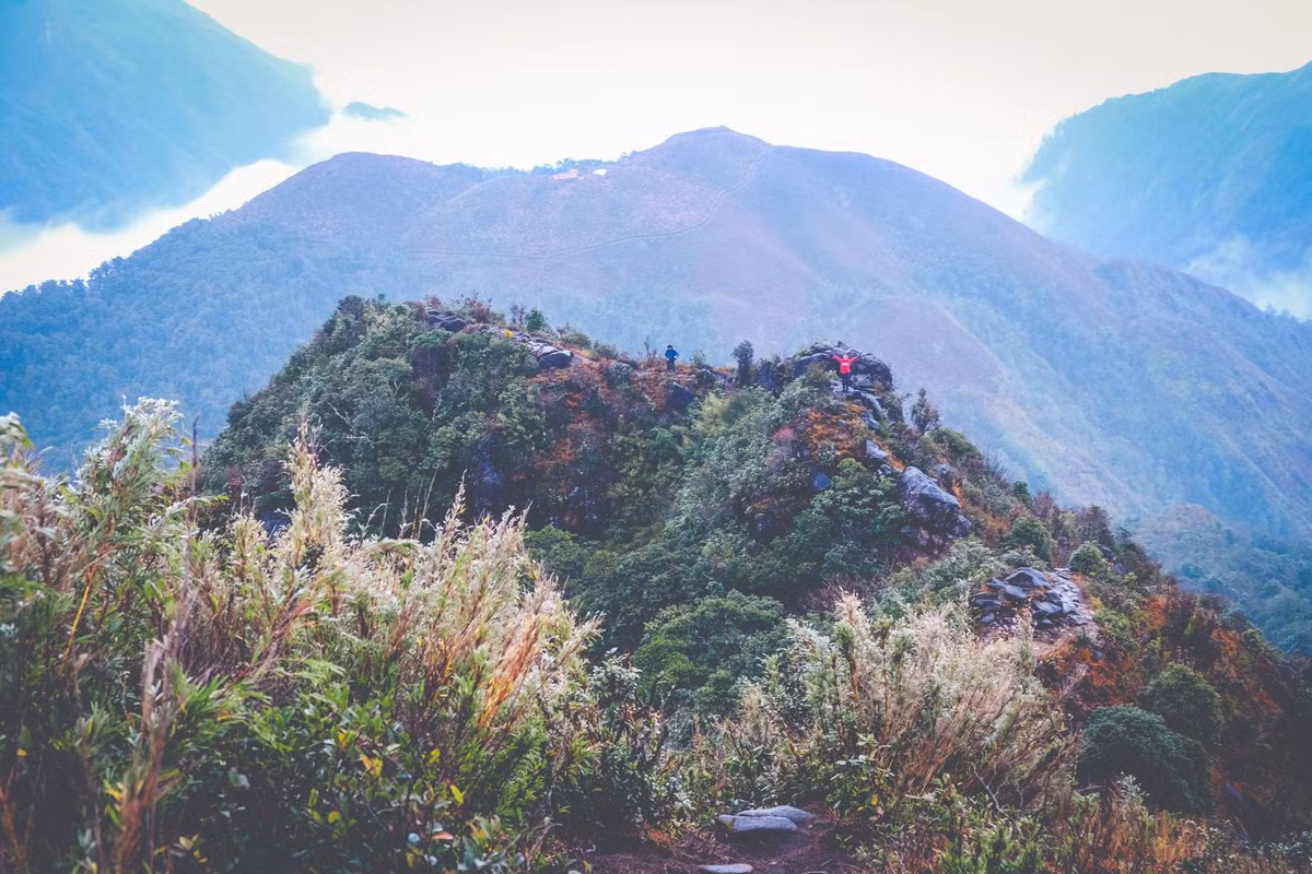 Bạch Mộc Lương Tử - Kỳ Quan San có độ cao 3.046m so với mặt biển. Ngọn núi này mới được khai phá đường lên năm 2012, nên đến nay vẫn còn là một địa danh nhiều bí ẩn.