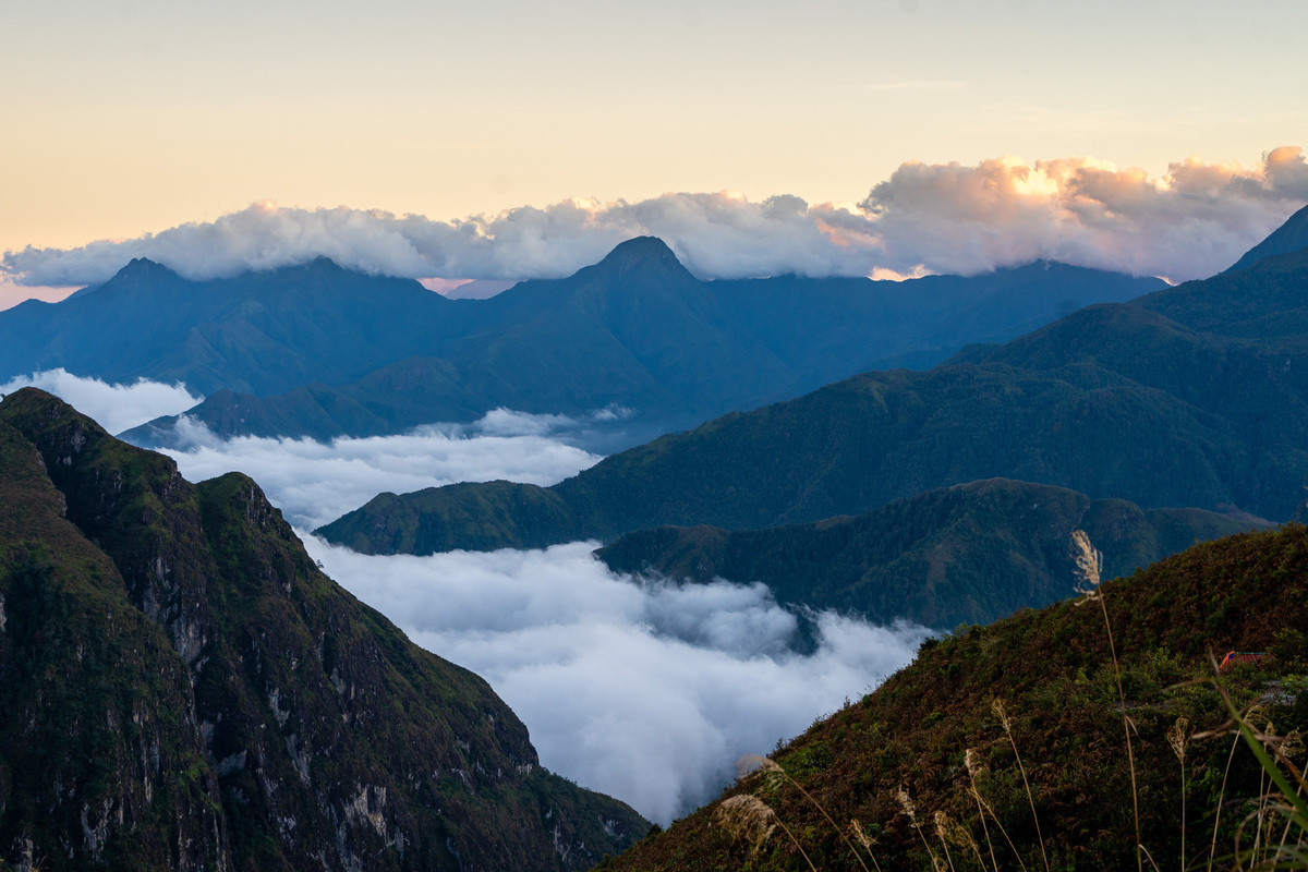 Cuối cùng là biển mây bồng bềnh ở đỉnh Bạch Mộc Lương Tử. Đứng trên đỉnh cao mây phủ bao quanh, không khí trong lành đến vô tận len lỏi vào từng thớ thịt, đây chính là thành quả của người chiến thắng.