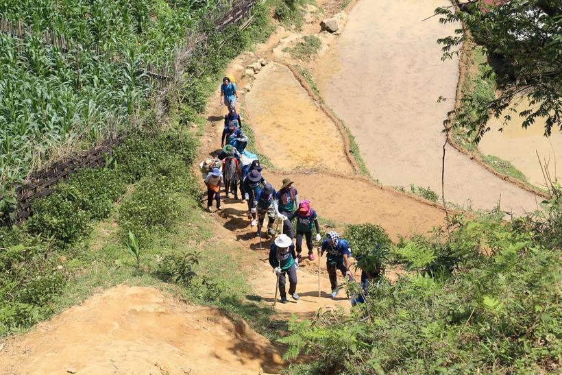 Tiếp đó là con đường độc đạo với sườn núi trơn trượt, những vách đá sừng sững chắn ngang lối đi nhỏ bé. Càng vào sâu, tiếng suối rừng đổ càng mạnh, vang vọng cả núi rừng.