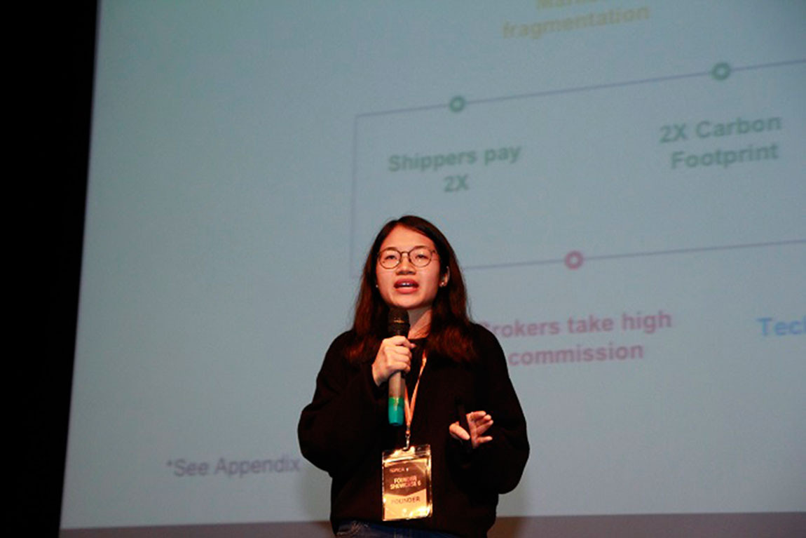 Đặc biệt, khi nói về việc làm chủ doanh nghiệp, Phạm Khánh Linh cho biết, làm thuê, hay “ông chủ” không quan trọng, điểm mấu chốt nhất là cái nào khiến mình cảm thấy hạnh phúc và đóng góp được cho xã hội.