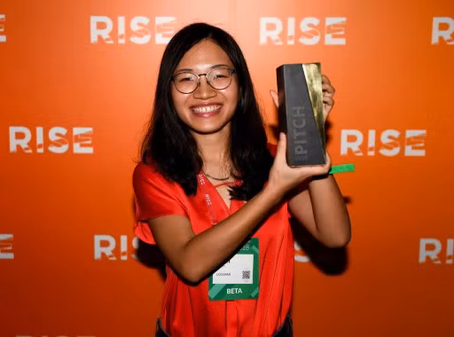 Tuy nhiên, bằng sự tự tin, chuyên nghiệp, mạnh mẽ, nữ CEO Phạm Khánh Linh đã minh chứng cho mọi người thấy, việc gì nam giới làm được phụ nữ cũng có thể chạm tới thành công.