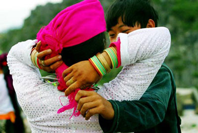 Chợ hát giao duyên Tân Sơn - Huyện Lục Ngạn (Bắc Giang): Phiên chợ chỉ họp 1 lần/năm. Chợ bắt đầu họp từ ngày 11 tháng giêng. Đến chợ, họ trao nhau những câu hát giao duyên, hẹn hò. Mới đầu họ hát theo từng đoàn để làm quen sau bắt đầu hát riêng thành từng cặp.