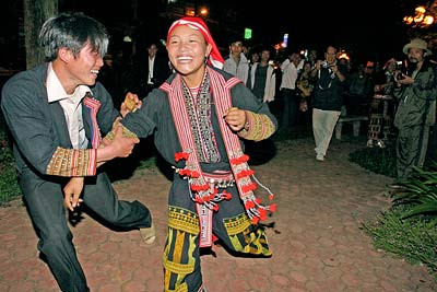 Những cô gái H’Mông cầm vòng bằng thổ cẩm, nếu “ưng” người nào, sẽ chủ động buộc vào cổ tay người ấy. Chiếc vòng có nghĩa: “Yêu nhau tôi buộc cổ tay, anh đừng đi theo người khác nữa”.