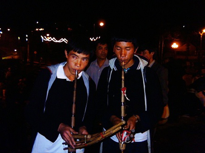 Chợ tình se duyên Sa Pa- Lào Cai: Chợ diễn ra vào tối thứ 7 hàng tuần. Cái độc đáo của chợ tình Sa Pa là những chàng trai, cô gái H’Mông đến đây để tìm bạn tình. Con trai thổi khèn lá, nếu con gái ưng thì đến gần, con trai thổi tiếp, con gái thật ưng cái bụng thì dắt tay nhau đi tâm sự riêng.