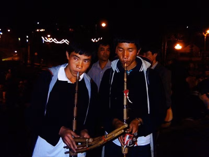 Chợ tình se duyên Sa Pa- Lào Cai: Chợ diễn ra vào tối thứ 7 hàng tuần. Cái độc đáo của chợ tình Sa Pa là những chàng trai, cô gái H’Mông đến đây để tìm bạn tình. Con trai thổi khèn lá, nếu con gái ưng thì đến gần, con trai thổi tiếp, con gái thật ưng cái bụng thì dắt tay nhau đi tâm sự riêng.