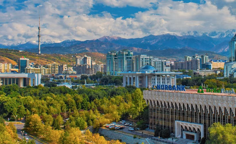 Vàng đen: Trên thực tế, kinh tế Kazakhstan được tiếp động lực chủ yếu từ "vàng đen," khi dầu mỏ là nguồn thu nhập chủ chốt của quốc gia này. Kazakhstan là một trong 10 quốc gia sản xuất dầu mỏ lớn nhất thế giới.