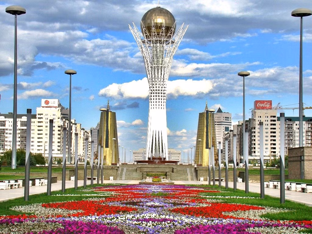 Giàu có nhất trong khu vực: So với các quốc gia vùng Trung Á thuộc khối SNG cũ, Kazakhstan hiện là quốc gia giàu có nhất vùng, chiếm 60% GDP toàn khu vực. Ngoài dầu khí, đóng góp lớn đến từ khai thác khoáng sản. Kazakhstan sở hữu 12% trữ lượng uranium trên trái đất.