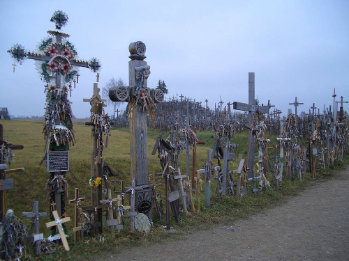 Đối với nhiều người, ngọn đồi thánh giá có vẻ ngoài cổ quái nhưng đây thực sự là tác phẩm được tạo nên một cách tự nhiên từ tấm lòng của con người.