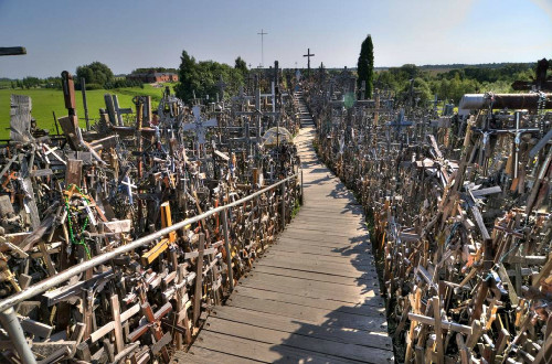 Sau đó, những người khác cũng đặt cây thánh giá lên ngọn đồi đó với hy vọng phép màu tương tự sẽ trao cho họ.