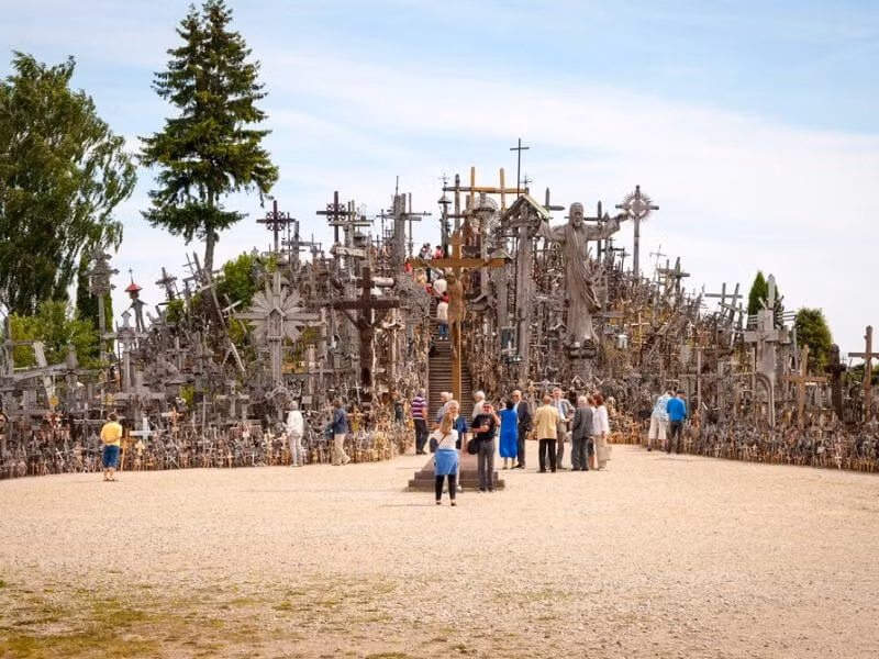 Ngọn đồi từng bị vài lần san phẳng, tuy nhiên, người dân vẫn tiếp tục lẻn lên ngọn đồi và trồng lại cây thánh giá. Năm 1991, khi giành lại độc lập, ngọn đồi trở thành di sản mang ý nghĩa tôn giáo, lịch sử đối với người Lithuania.