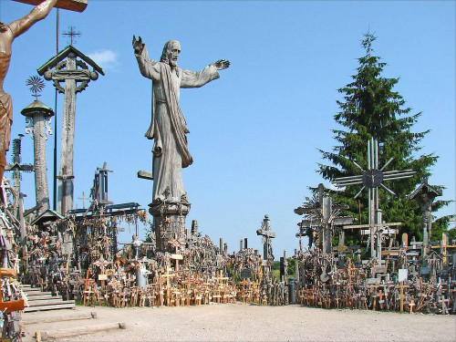 Giáo hoàng John Paul II từng đến thăm ngọn đồi thánh giá và tuyên bố nơi này chính là ngôi nhà của hy vọng, tình yêu, hòa bình và sự hy sinh.