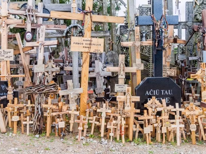 Ngoài ý nghĩa lịch sử, truyền thuyết kể rằng con gái của nông dân người Lithuania bị bệnh nặng. Đêm nọ, ông mơ thấy người phụ nữ mặc đồ trắng xuất hiện, dặn làm cây thánh giá bằng gỗ và đặt trên ngọn đồi gần nhà để con gái khỏi bệnh.