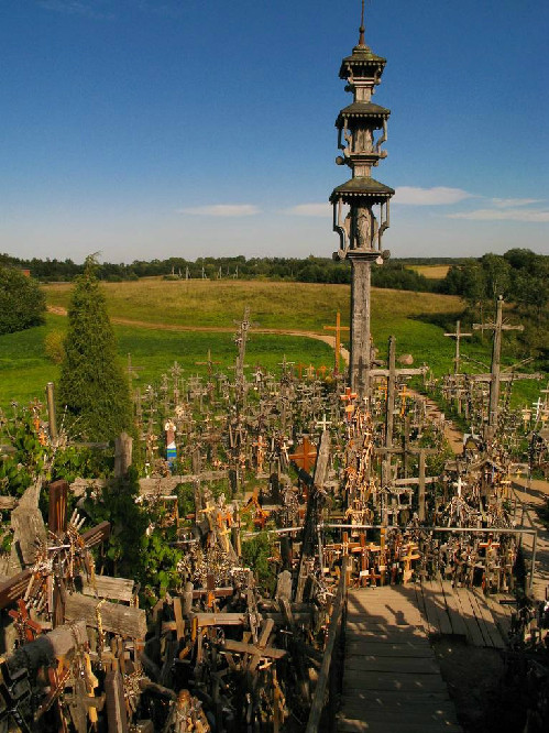 Du khách tới ngọn đồi đều có thể để lại cây thập tự giá hoặc chuỗi tràng hạt. Nếu không mang theo, bạn có thể làm nó ngay trên đồi, từ đá cuội, cành cây nhỏ và cỏ. Điều quan trọng không phải đến từ cây thánh giá hay tràng hạt mà chính là đức tin, lòng hướng thiện.