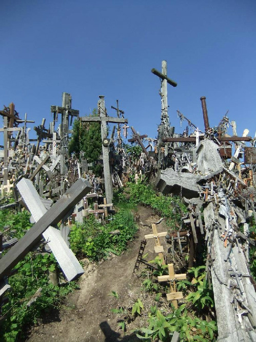 Những con đường nhỏ xuyên qua mê cung của hàng trăm nghìn cây thánh giá không theo một sự sắp đặt trật tự nào. Gió lạnh lẽo thổi ngang qua kéo theo tiếng chuông tiếng chuông ngân vang khắp khu vực. Tuy nhiên, người dân và khách du lịch vẫn kéo đến đây.