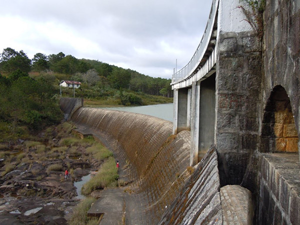 Cách nhà máy thủy điện Ankroet khoảng 5 km là hệ thống đập tự tràn với dung tích hồ chứa một triệu m3 nước. Quá trình ngăn dòng đã tạo nên hồ Suối Vàng thơ mộng giữa rừng thông.