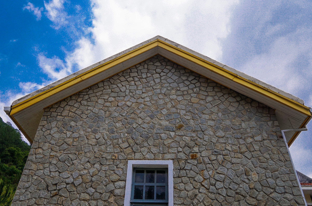 Toàn bộ công trình được xây dựng thủ công, chủ yếu là dùng sức người. Ngoài xây dựng thủ công bằng đá chẻ, công phu nhất chính là đường hầm xuyên núi dài tới hơn 500m.