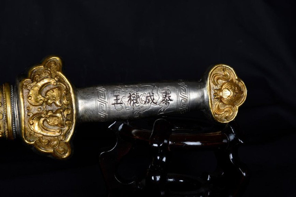 4 chữ "Vương quyền Thành Thái" trên thanh kiếm được cho là không chính xác vì từ khi vua Gia Long lên ngôi, các vị vua sau đó của triều Nguyễn cũng đều xưng là hoàng đế - cao hơn quốc vương.