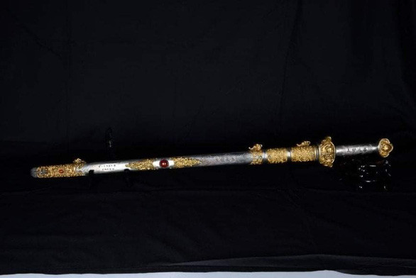 Theo mô tả, cây kiếm dài 81cm, nơi rộng nhất 10cm, nơi lưỡi rộng nhất 3,8cm, phần chuôi và vỏ khảm nạm nhiều hoa văn bằng "vàng", "ngọc"... Thanh kiếm thuộc quyền sở hữu của con cháu hoàng tộc nhà Nguyễn hiện sinh sống tại Mỹ, "mong muốn được giữ kín danh tính vì vẫn có người thân sống ở Việt Nam".