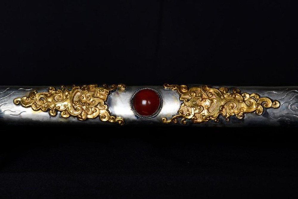 TS. Đoàn Thành Lộc, người sáng lập Nam Ngọc Hiên cho rằng dòng chữ "Thập nhất niên trọng xuân chi cát, công bộ phụng giám chú" không chỉ sai về lối viết từ trái sang phải mà sai còn về mặt ngữ nghĩa. Hoa văn trên kiếm cũng "xa lạ với hoa văn đương thời".