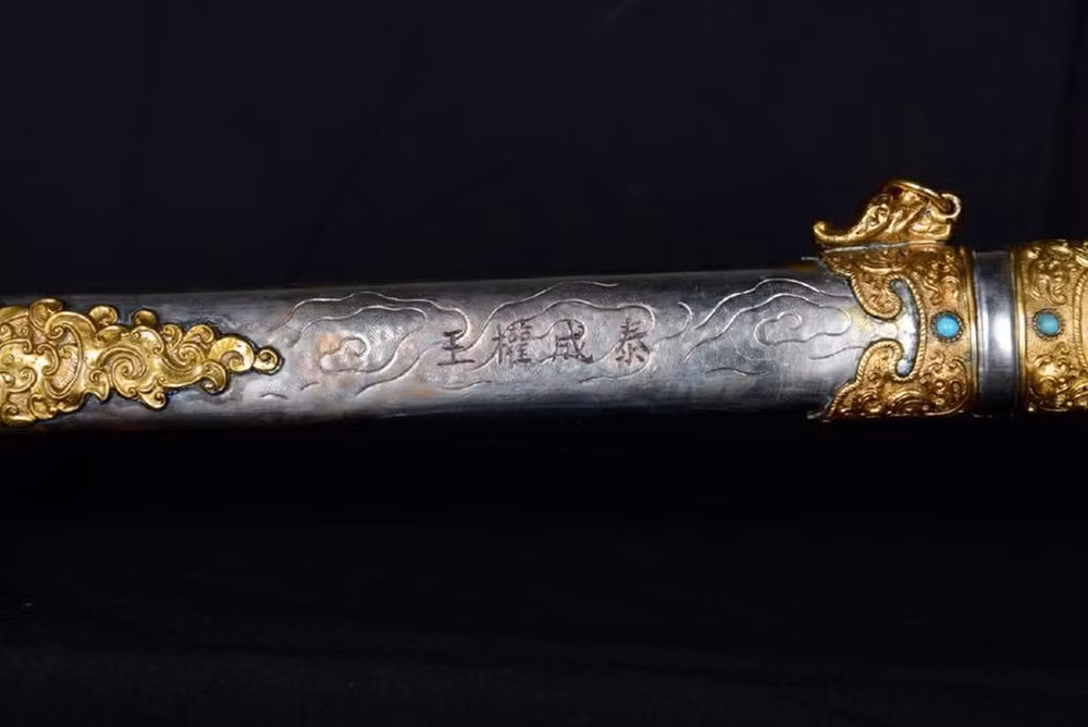 Khi đối chiếu bút tích (chữ Hán) của vua Thành Thái còn được lưu trữ với hàng chữ trên cây kiếm thấy có sự khác biệt. Cụ thể, theo các bút tích, vua Thành Thái viết từ trên xuống dưới, từ phải sang trái còn các chữ Hán trên thanh kiếm lại được viết từ trái qua phải.