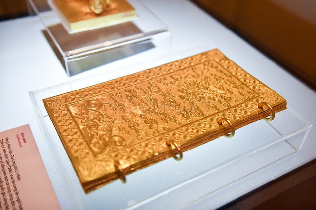 Trước thanh kiếm này, GWS Auctions từng bán đấu giá một số vật phẩm cũng được tuyên bố thuộc về nhà Nguyễn như Phật Bà Quan Âm bằng sứ tráng men ngọc bích, lư trầm phượng ấn của Từ Cung Hoàng Thái hậu. với giá lần lượt 1.500 USD và 2.100 USD. (Ảnh: Kim sách bằng vàng, niên hiệu vua Gia Long).