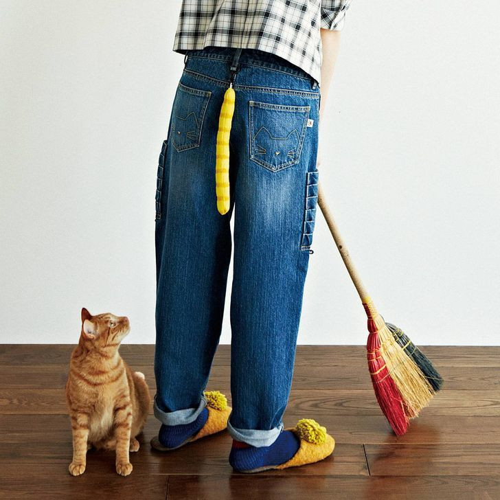 Quần jean có đuôi mèo: Nếu bạn thích con mèo của mình đi theo bên cạnh bất cứ lúc nào, bạn chỉ cần mặc vào những chiếc quần jean này đảm bảo thú cưng sẽ luôn muốn chơi quanh bạn. 