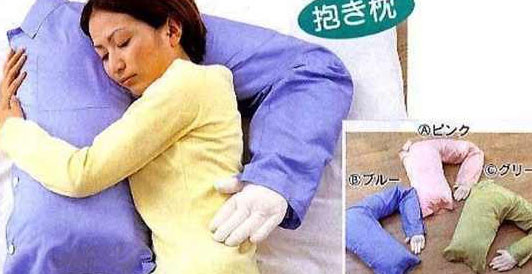 Gối cho người độc thân: Với hình dáng là một nửa người đàn ông có cánh tay vạm vỡ, loại gối ôm này sẽ giúp người phụ nữ cô đơn có cảm giác được âu yếm, vỗ về từ người đàn ông.