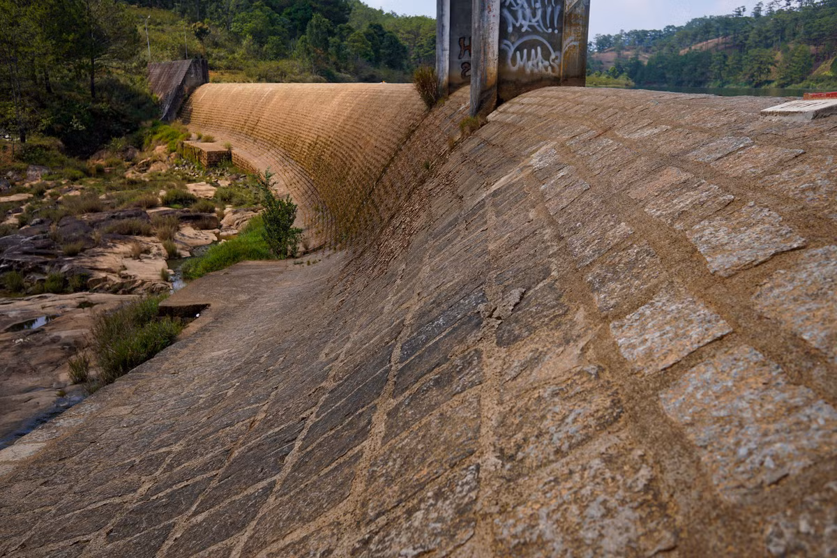 Đập Ankroet là đập tự tràn xây bằng đá chẻ dài 97 m, cao hơn 10 m. Loại đá xây đập và nhà máy đều khai thác ở địa phương. Hiện Ankroet là thủy điện duy nhất ở Việt Nam có đập tràn xây bằng đá chẻ.