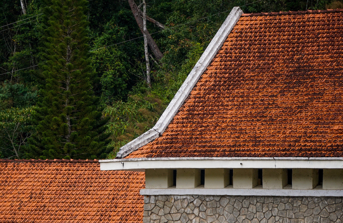 Công trình do người Pháp thiết kế với những vật liệu quen thuộc thường thấy ở các biệt thự cổ. Mái ngói đỏ có độ dốc lớn mang dáng dấp của nhà rông Tây Nguyên.