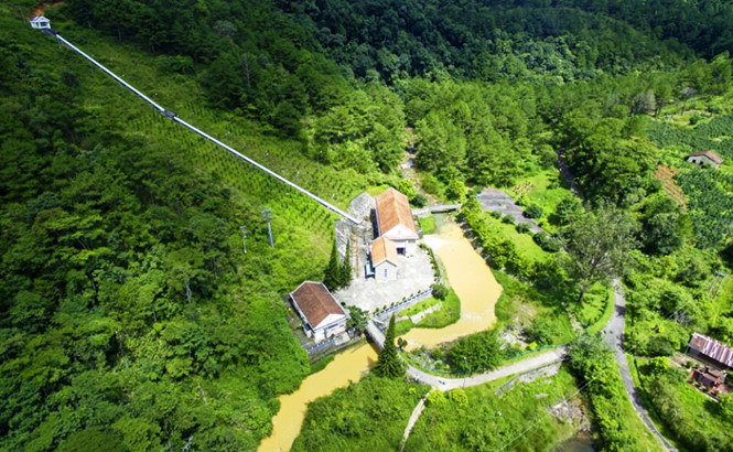 Theo Địa chí Đà Lạt, thủy điện Ankroet là “nhà máy thủy điện đầu tiên của Việt Nam được khởi công vào tháng 10/1942 và khánh thành vào năm 1945”, chính thức phát điện năm 1946. Đây cũng là nhà máy thủy điện đầu tiên của Đông Dương.