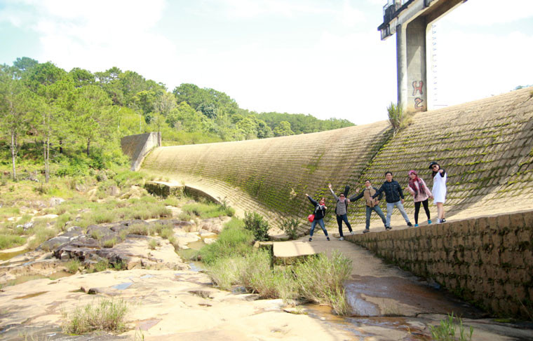 Khách du lịch cũng có thể chụp ảnh tại bờ chắn hai đập nước liên hoàn xây bằng đá xanh.