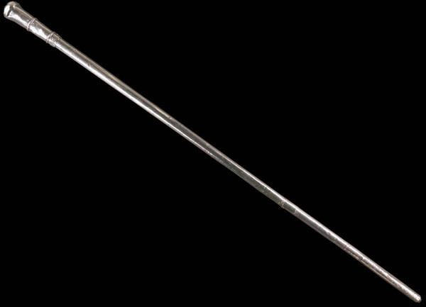 Tương truyền, cây ngân côn của tướng Võ Đình Tú có màu trắng sáng bởi được rèn bằng bạch thiết, rất chắc và khá nặng, phải đến 2 người mới khiêng nổi.