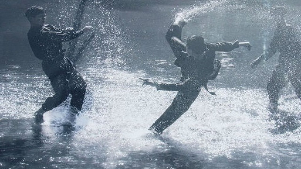 Khi múa côn giữa trời mưa, người ông không hề dính một hạt nước, một mình có khả năng đánh nhiều người. Khâm phục trước tài năng của ông, nữ tướng Bùi Thị Xuân tặng Võ Đình Tú lá cờ đào thêu bốn chữ vàng "Thiết côn tướng quân".