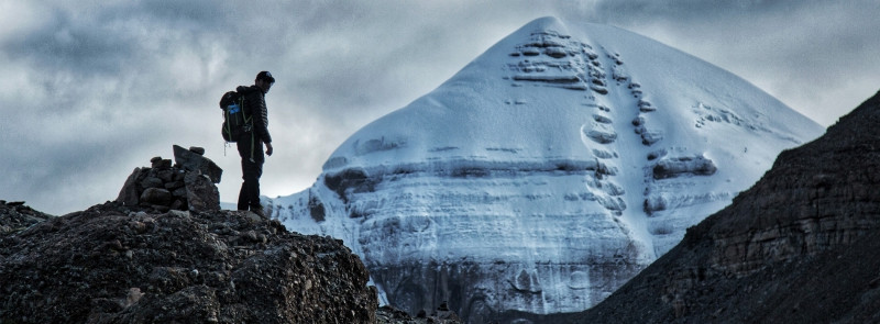 “Không người phàm nào được phép bước lên đỉnh núi Kailash, giữa những đám mây, là nơi ở của các vị thần. Người nào dám lên đỉnh núi thánh và nhìn thấy các vị thần đều sẽ chết!”, lời cảnh báo này hầu như có trong tất cả các văn tự cổ đại của Tây Tạng.