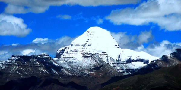 Hiện các tín đồ và khách du lịch hàng năm vẫn hành hương đến ngọn núi Kailash, nhưng chỉ chiêm ngưỡng từ xa và đi quanh chân núi. Đường đến Kailash vô cùng vất vả. Không có máy bay, tàu hay xe buýt công cộng đến gần vùng này.