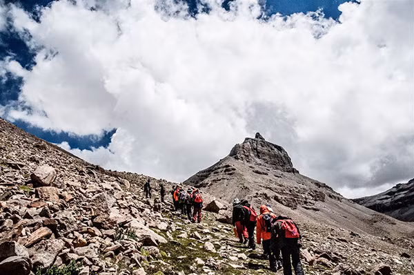 Năm 1980, một nhà thám hiểm nổi tiếng được phép chinh phục đỉnh Kailash nhưng từ bỏ ý định vào phút chót bởi chinh phục ngọn núi này có nghĩa là chinh phục thứ quan trọng nhất trong tâm linh nhân loại.