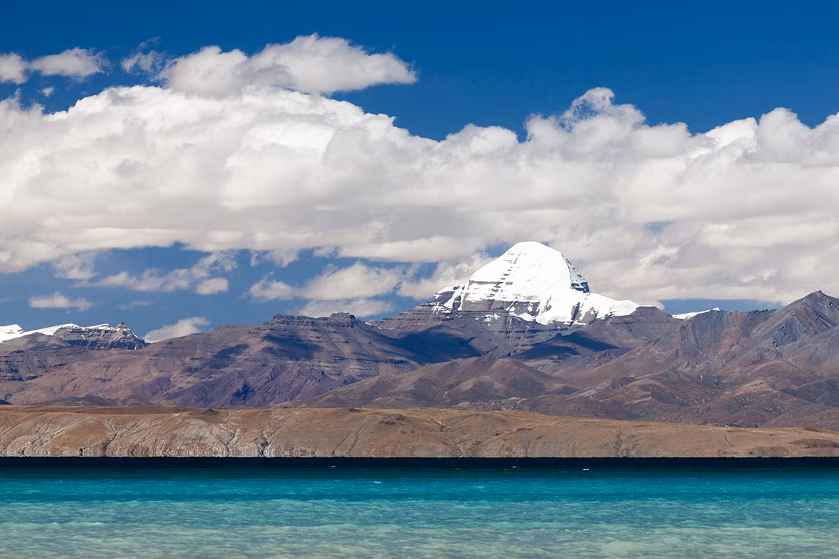 Năm 1998, một nhóm thám hiểm đã đến để khảo sát núi Kailash. Khi họ nhìn các bức ảnh chụp của người dân địa phương đã vô cùng choáng ngợp. Bởi vì ngọn núi này chính là một kim tự tháp vĩ đại được đặt trên đỉnh núi Kailash.