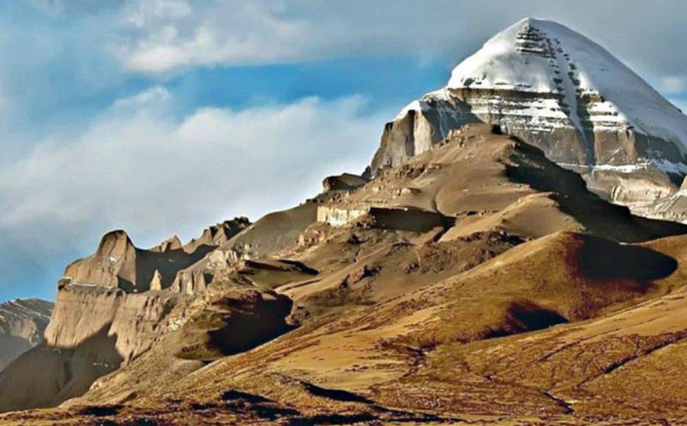 Nằm trong dãy Himalaya và cách thủ phủ Lhasa của Tây Tạng hơn 1.000 km về hướng Tây là núi thiêng Kailash với độ cao 6.714m so với mực nước biển.