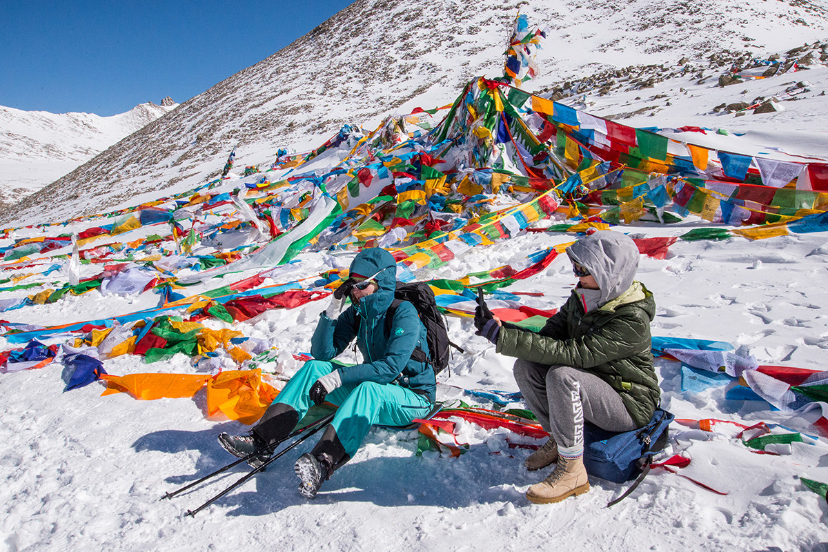 Mỗi năm, hàng nghìn người đến núi thiêng Kailash, nhưng chỉ ít người chịu được gian khổ để tới sát chân núi. Số người đi bộ được hết vòng chân núi dài 52 km, lại càng ít.