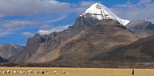 Theo truyền thuyết địa phương, núi Kailash là "trung tâm của thế giới", ngoại trừ các vị Thần, không người phàm nào có thể leo lên nó.