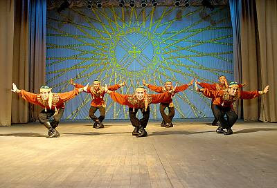 Điệu nhảy truyền thống kỳ lạ Kara-Zhorga: Đây là một hình thức múa dân gian Kazakhstan bắt chước các động tác và kỹ thuật của ngựa đua. Bản chất của điệu nhảy phản ánh các khía cạnh của cuộc sống hàng ngày, từ các mối quan hệ với ngựa và gia súc cho đến các hoạt động cộng đồng, xã hội và tâm linh.