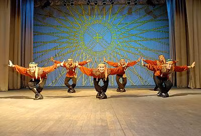 Điệu nhảy truyền thống kỳ lạ Kara-Zhorga: Đây là một hình thức múa dân gian Kazakhstan bắt chước các động tác và kỹ thuật của ngựa đua. Bản chất của điệu nhảy phản ánh các khía cạnh của cuộc sống hàng ngày, từ các mối quan hệ với ngựa và gia súc cho đến các hoạt động cộng đồng, xã hội và tâm linh.