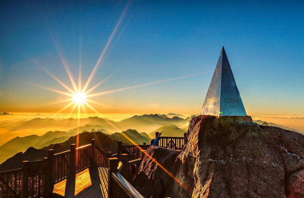 Khi đứng tại đỉnh Fansipan, bạn có thể nhìn thấy phía dưới là vực sâu thăm thẳm đầy hiểm nguy, nhưng lại tràn đầy sức sống với những cánh rừng nguyên sinh xanh ngát được lấp đầy bởi sự huyền bí.