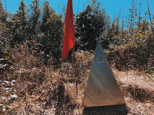 Đỉnh núi Pu Si Lung: Nằm xã Pa Vệ Sử, huyện Mường Tè, Pu Si Lung có độ cao 3.076m thuộc dãy núi có hình vòng cung, nằm ở bờ Đông Bắc sông Đà và bờ Nam sông Nậm Na.