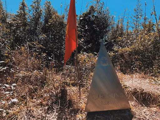 Đỉnh núi Pu Si Lung: Nằm xã Pa Vệ Sử, huyện Mường Tè, Pu Si Lung có độ cao 3.076m thuộc dãy núi có hình vòng cung, nằm ở bờ Đông Bắc sông Đà và bờ Nam sông Nậm Na.