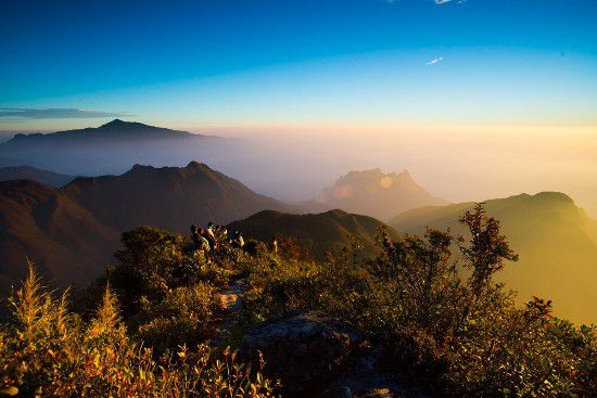 Nơi đây vẫn là ngọn núi hoang sơ, bí ẩn và quyến rũ bậc nhất ở vùng Tây Bắc. Tại đây, bạn có cơ hội khám phá địa hình hiểm trở (gần 50km đường núi), chiêm ngưỡng thảm thực vật phong phú, lội qua dòng suối róc rách, nhìn ngắm hoa dại trắng muốt, chạm cột mốc số 42...