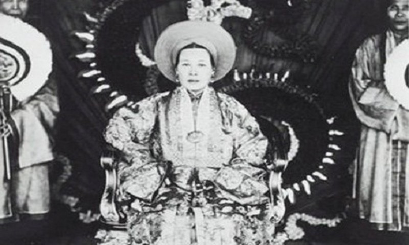 Không thích hoàng hậu, Đức Từ Cung được cho là mở lòng với Mộng Điệp, tình nhân của Bảo Đại. Bà coi Mộng Điệp như thứ phi, cho dù chế độ phi tần đã bị chính vua Bảo Đại bãi bỏ từ lâu.