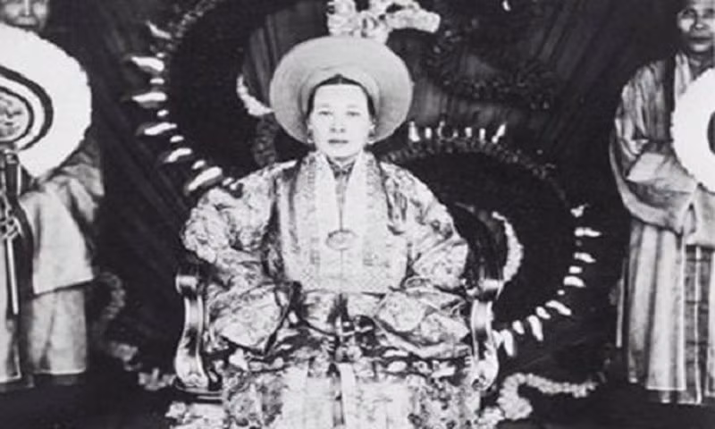 Không thích hoàng hậu, Đức Từ Cung được cho là mở lòng với Mộng Điệp, tình nhân của Bảo Đại. Bà coi Mộng Điệp như thứ phi, cho dù chế độ phi tần đã bị chính vua Bảo Đại bãi bỏ từ lâu.