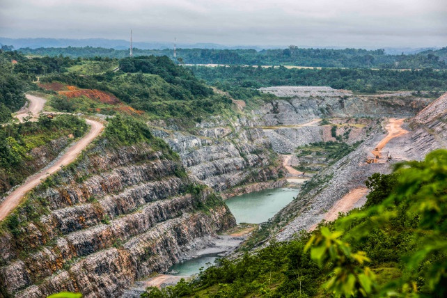 Vào thế kỷ thứ XV, người Bồ Đào Nha đặt chân tới vùng đất này. Choáng váng trước trữ lượng vàng khổng lồ, họ đã gọi nơi đây là “Bờ biển Vàng”.