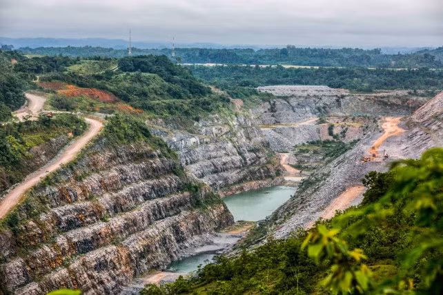 Vào thế kỷ thứ XV, người Bồ Đào Nha đặt chân tới vùng đất này. Choáng váng trước trữ lượng vàng khổng lồ, họ đã gọi nơi đây là “Bờ biển Vàng”.